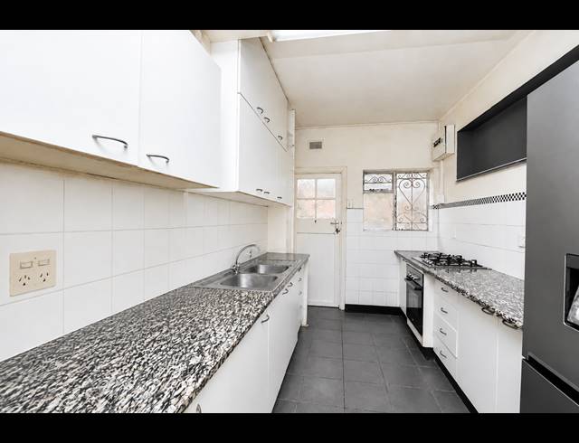 2 BEDROOM APARTMENT FOR SALE IN ESSENWOOD